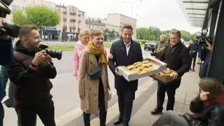 Rafał Trzaskowski w Kielcach. Z lewej strony prezydentka Kielc Agata Wojda