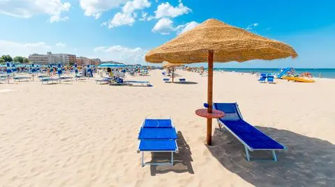 plaza wakacje parasol shutterstock_1142848757