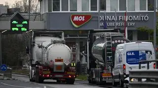 Wejście do rafinerii MOL w Szazhalombatta