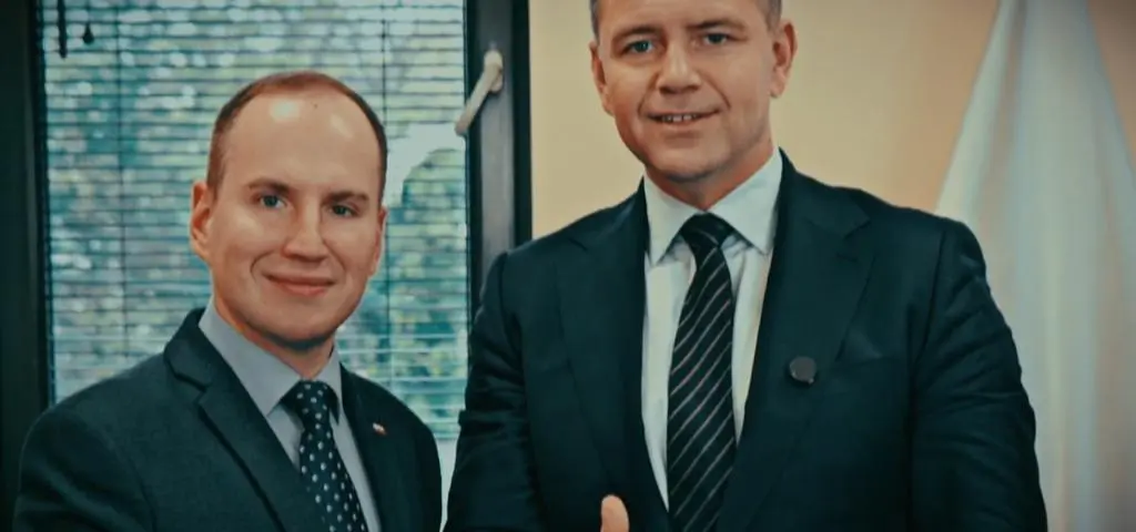Miał fałszować podpisy, lobbował na rzecz Białorusi. Dziś stoi u boku prezydenta 