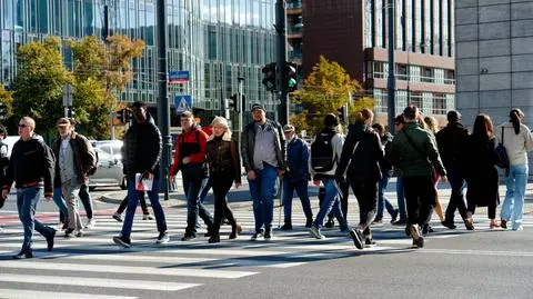 ulica warszawa ludzie tlum miasto przejscie shutterstock_2216128791