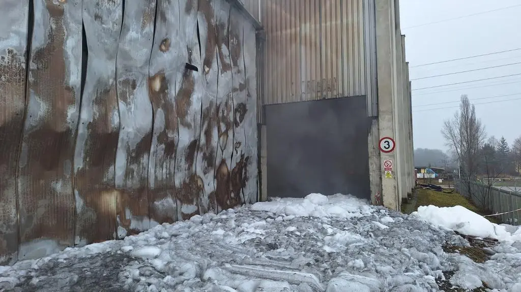 Trzeci dzień dogaszają pożar hali