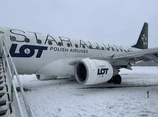 Samolot Polskich Linii Lotniczych LOT przylatujący z Warszawy wypadł z drogi kołowania po lądowaniu na lotnisku w Wilnie 