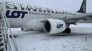 Samolot Polskich Linii Lotniczych LOT przylatujący z Warszawy wypadł z drogi kołowania po lądowaniu na lotnisku w Wilnie 