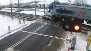 "Co kierowca miał zrobić? Biegać i rogatki łamać?". Policja i kolejarze odpowiadają
