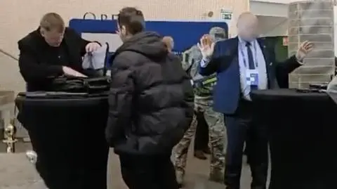 Witold K. (z prawej, z zamazaną twarzą) poddany kontroli przed spotkaniem z premierem