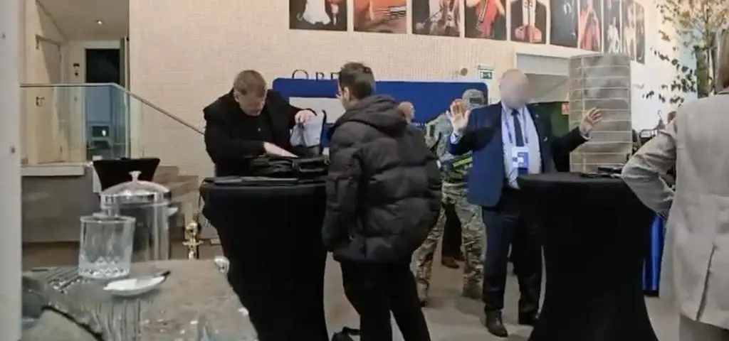 Ma zarzuty korupcyjne, pojawił się na spotkaniu z premierem