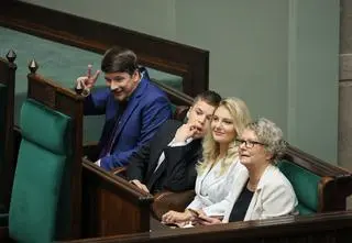 Najbliżsi wspierają Nawrockiego. Kto zasiadł w Sejmie tuż za prezydentem?
