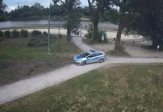 Dzieci spacerowały środkiem rzeki
