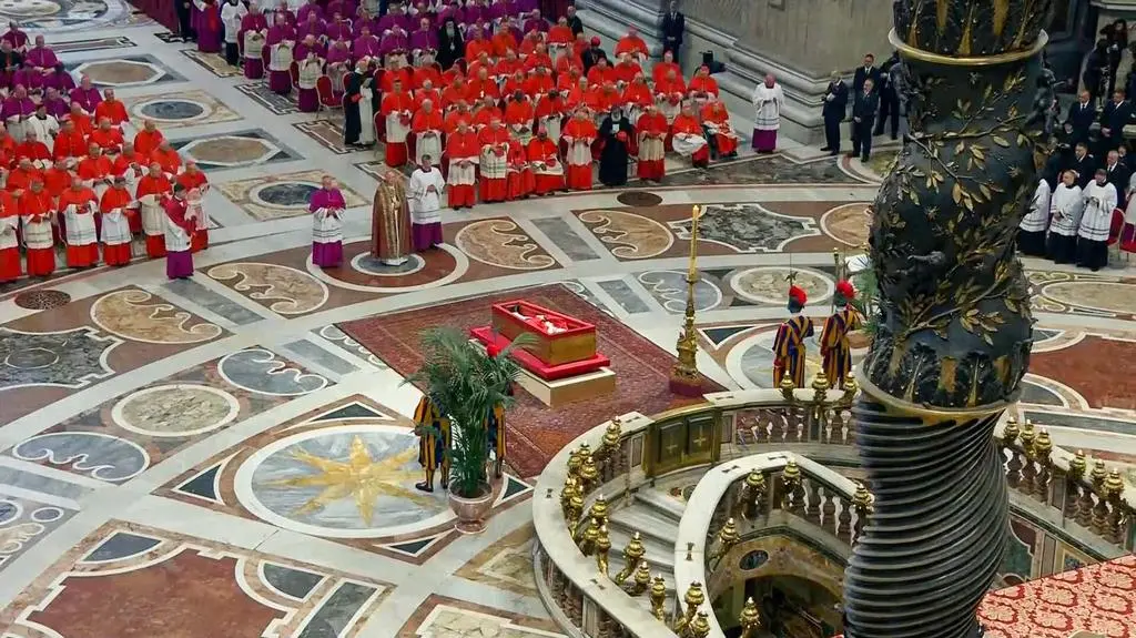 Trumna z ciałem papieża w Bazylice Świętego Piotra