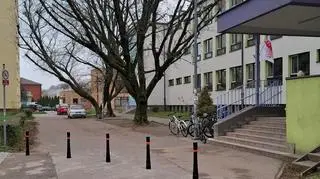 Słupki pojawiły się przed jedną z podstawówek na Woli