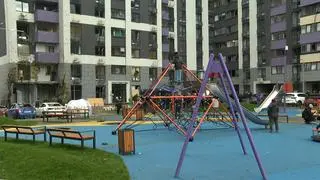 Obok zniszczonego budynku jest plac zabaw dla dzieci