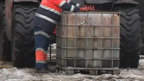 Kolejne pojemniki z wodami czerwonymi zostały zabrane ze składowiska w Chabielicach