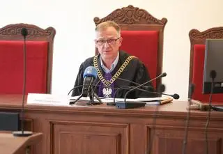Jeden prowadził firmę, drugi był w kryzysie bezdomności. Wyroku w sprawie karuzeli VAT-owskiej 