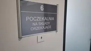 W alfabecie Braille'a zapisano tylko numer pokoju. Co jest w środku? Trzeba pytać