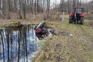 Ciągnik przewrócił się na kierowcę