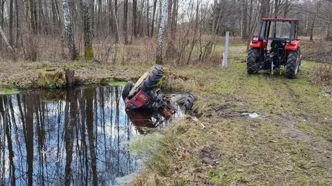 Ciągnik przewrócił się na kierowcę