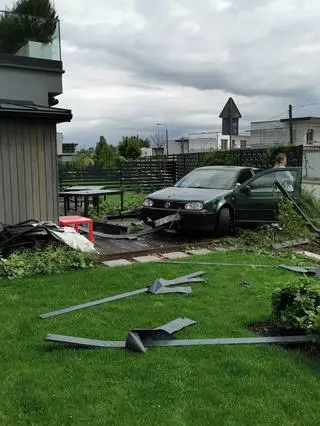 Kierowca przebił płot i wjechał na prywatną posesję 