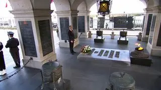Karol Nawrocki przy Grobie Nieznanego Żołnierza