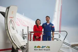 Sławosz Uznański-Wiśniewski z żoną Aleksandrą na lotnisku w Kolonii