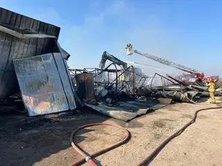 Pożar hali ze sprzętem budowalnym pod Radomskiem