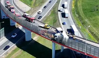 Ciężarówka przebiła bariery