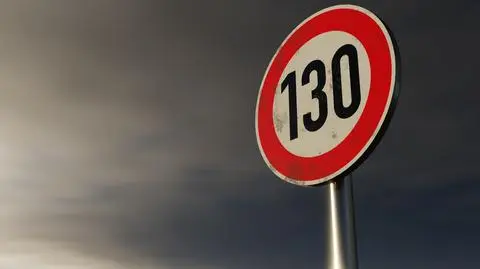 Ograniczenie prędkości 130 km/h, autostrada, znak drogowy