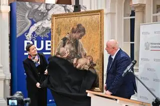 Ministra kultury i dziedzictwa narodowego i dyrektor Muzeum Narodowego we Wrocławiu podczas uroczystości przekazania obrazu