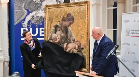 Minister kultury i dziedzictwa narodowego i dyrektor Muzeum Narodowego we Wrocławiu podczas uroczystości przekazania obrazu