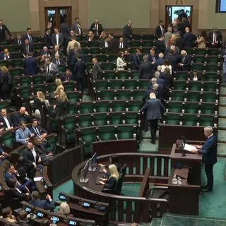 Posłowie wychodzą z sali 