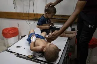 Dzieci ranne po tym jak Izrael przeprowadził naloty na Hamas