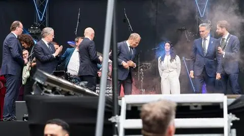 Donald Tusk -Wageningen, Holandia, 05.05.2025. Premier Donald Tusk (4L) wyprowadzany ze sceny po tym jak ktoś rzucił w jego kierunku racą na uroczystości Dnia Wyzwolenia Holandii 
