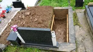 Skandal na cmentarzu. Grabarz za łapówki wyciągał ciała z grobów