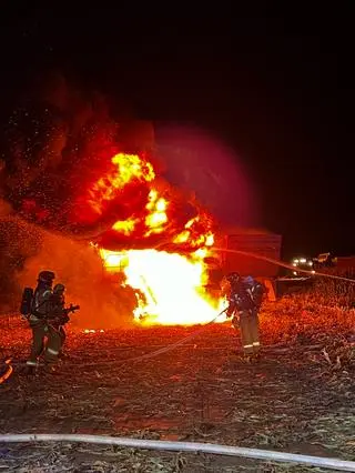 Pożar kombajnu na polu kukurydzy