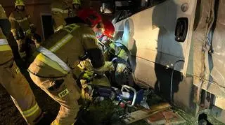 Ciężarówka zjechała z drogi i uderzyła w budynek mieszkalny