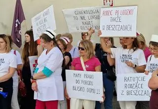 "Nie każcie kobietom rodzić w karetkach". Ministra wyszła do protestujących
