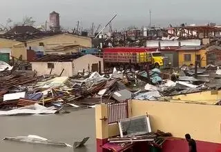 Całe regiony odcięte od świata, ulicami "dosłownie płyną rzeki"
