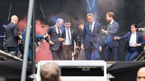 Donald Tusk -Wageningen, Holandia, 05.05.2025. Premier Donald Tusk (4L) wyprowadzany ze sceny po tym jak ktoś rzucił w jego kierunku racą na uroczystości Dnia Wyzwolenia Holandii 