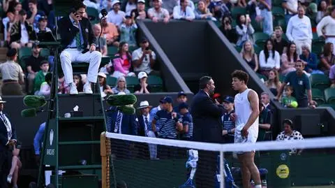 Chciał serwować, żeby zakończyć mecz. Nagle sędzia przerwał grę