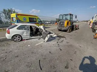 Zderzenie auta z maszyną budowlaną