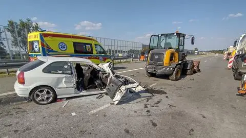 Zderzenie auta z maszyną budowlaną