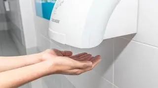 Używasz publicznych suszarek do rąk? Głośny eksperyment z nowymi wynikami