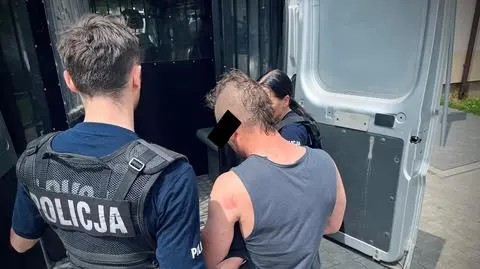 Szedł i rysował samochody ostrym narzędziem. Podczas interwencji rzucił się na policjanta