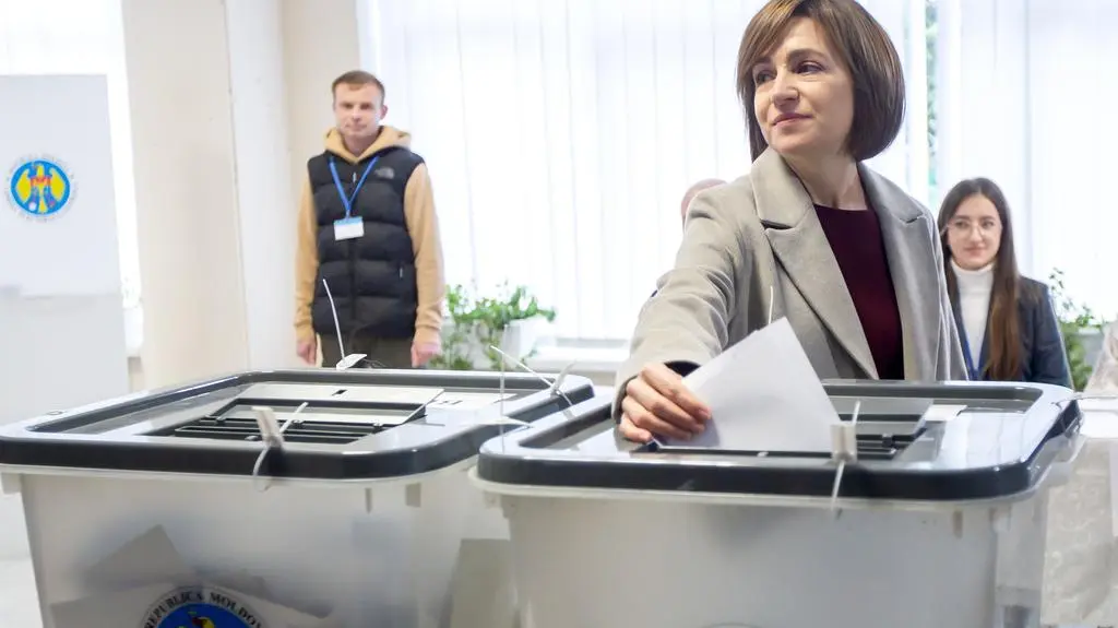 Prezydent Maia Sandu w czasie głosowania 
