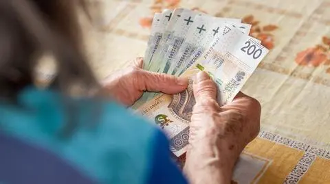 pieniadze pln renta emerytura shutterstock_2437719765_1