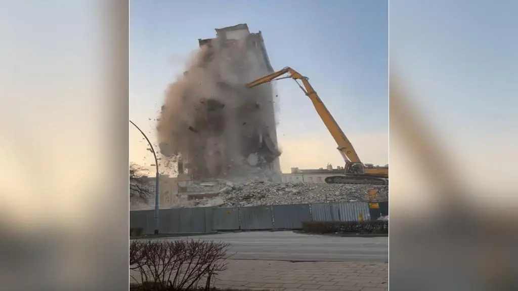 Przy pracach rozbiórkowych runął duży fragment budynku
