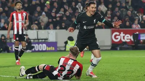 Liverpool wyszarpał zwycięstwo w końcówce. Trudna sobota polskich bramkarzy