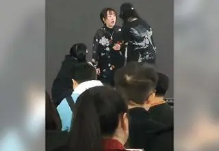 Zgaszono światło, wyłączono dźwięk. Piosenkarka wyprowadzona ze sceny