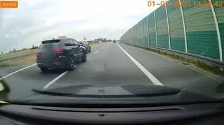 Niebezpieczne manewry na A1. Najpierw wyprzedził z prawego pasa, potem tamował drogę