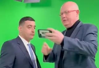 "Nawrocki ściąga sobie pomocników", a wiceminister robi selfie
